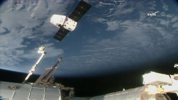 Американский космический грузовик Dragon покидает МКС. Архивное фото
