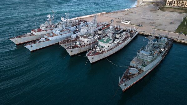 Корабли, которые ранее входили в состав военно-морских сил Украины, в бухте Севастополя. Архивное фото