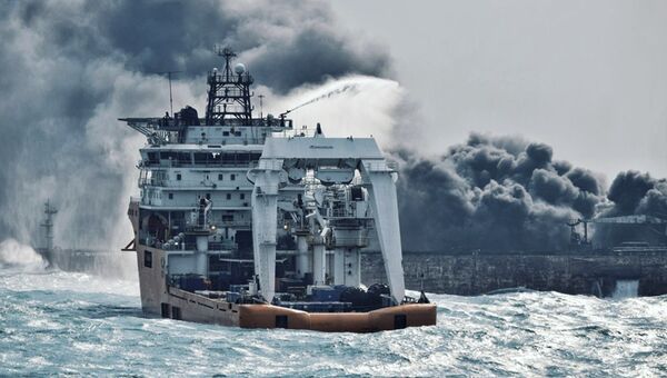 Тушение пожара на танкере SANCHI в Восточно-Китайском море. Архивное фото