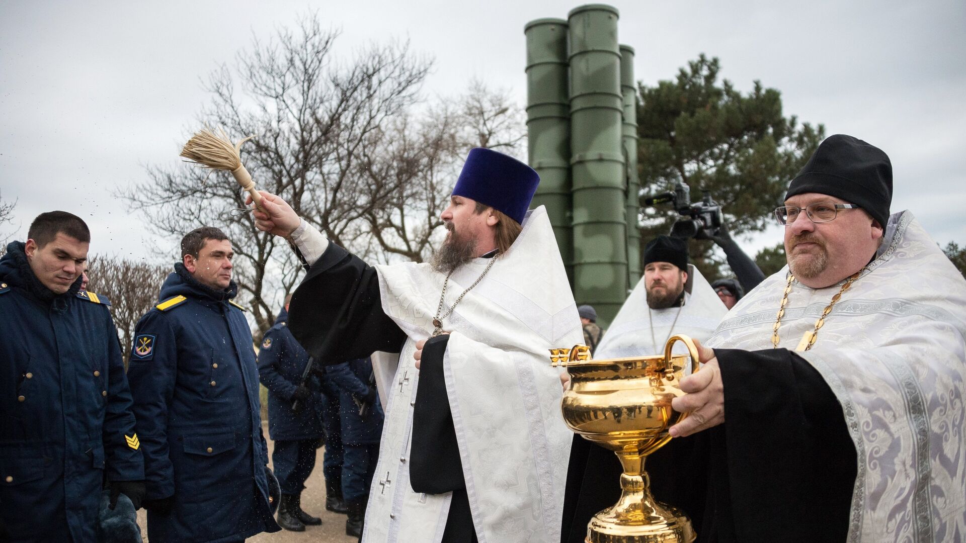 Священники на торжественной церемонии, посвященной началу боевой вахты комплекса ПВО С-400 Триумф в Севастополе. 13 января 2018 - РИА Новости, 1920, 16.02.2022