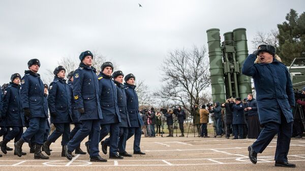 Военнослужащие Южного военного округа на торжественной церемонии, посвященной началу боевой вахты комплекса ПВО С-400 Триумф в Севастополе. 13 января 2018