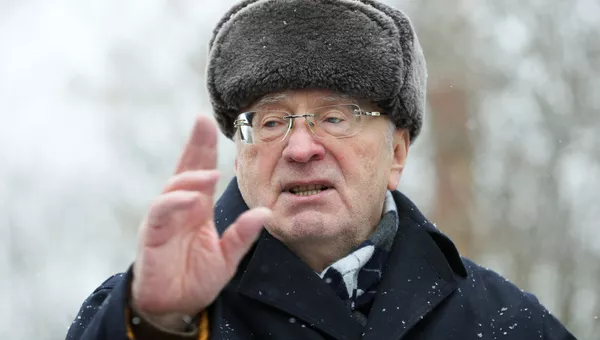 Владимир Жириновский во время посещения приюта для бездомных собак Красная сосна в Москве. 13 января 2018