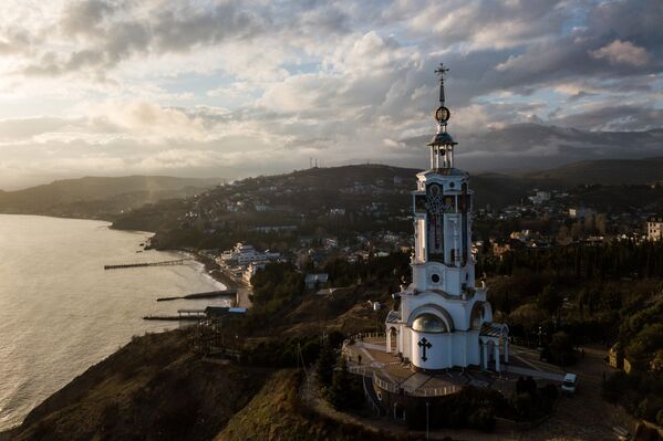 Вид на храм-маяк Святого Николая Чудотворца в селе Малореченское Судакского района Крыма
