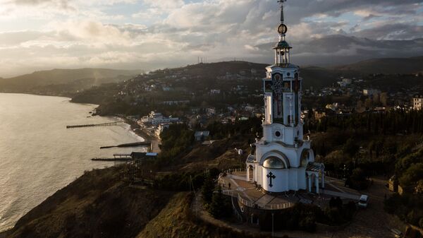 Вид на храм-маяк Святого Николая Чудотворца в селе Малореченское Судакского района Крыма