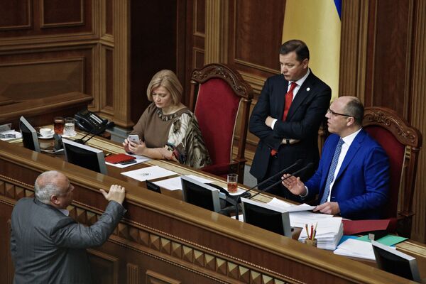 Первый зампред Верховной рады Украины Ирина Геращенко, лидер фракции Радикальной партии Олег Ляшко и председатель Верховной рады Украины Андрей Парубий на заседании Верховной рады Украины в Киеве. 16 ноября 2017 Первый зампред Верховной рады Украины Ирина Геращенко, лидер фракции Радикальной партии Олег Ляшко и председатель Верховной рады Украины Андрей Парубий на заседании Верховной рады Украины в Киеве. 16 ноября 2017