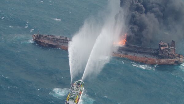 Спасательный корабль пытается погасить пожар на иранском нефтяном танкере Sanchi в Восточно-Китайском море. 10 января 2018