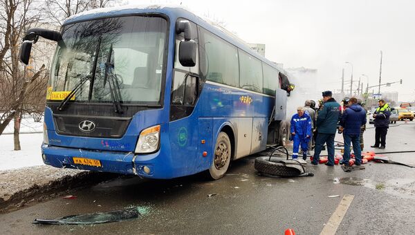 Ликвидация возгорания в моторном отсеке заказного автобуса с пассажирами на Волгоградском проспекте. 14 января 2018