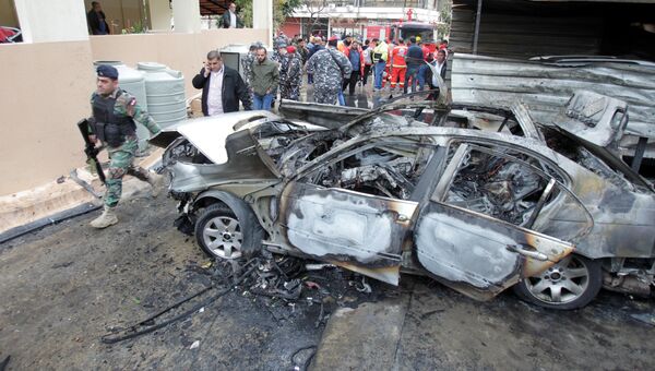 Солдаты ливанской армии рядом с автомобилем поврежденным взрывом в городе Сайда, Ливан. 14 января 2018
