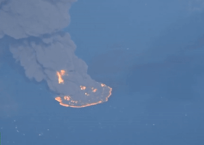 Пожар на море: гигантское пятно горящей нефти сняли на видео