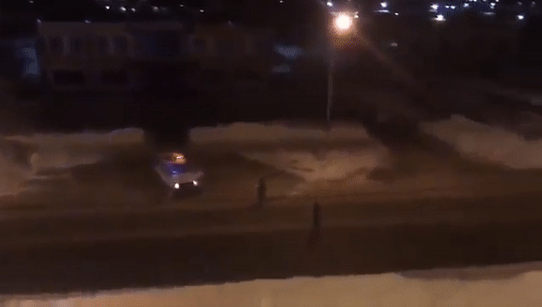 На Сахалине полиция попыталась закидать угонщика снежками