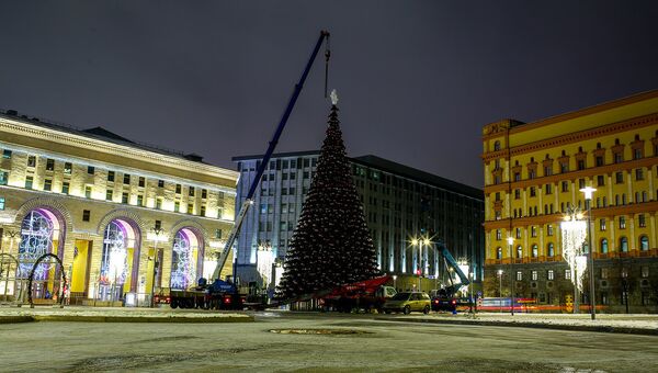 Демонтаж новогодней ели на Лубянской площади в Москве