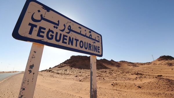 Дорожный указатель на дороге, ведущей к газоперерабатывающему комплексу, где боевики захватили заложников, Алжир. 19 января 2013