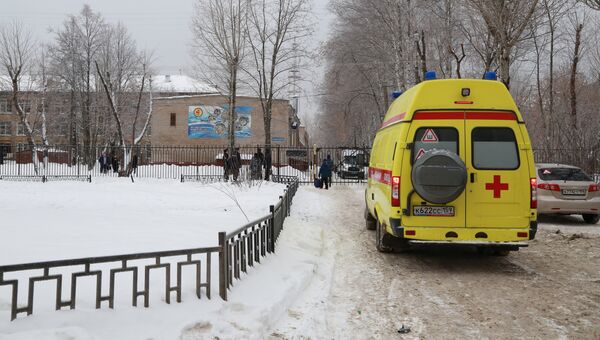 Автомобиль скорой помощи у школы № 127 в Перми . 15 января 2018