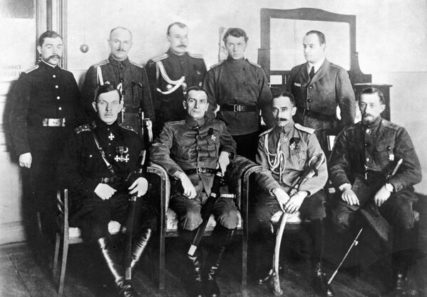 Руководители контрреволюционных войск Сибири. В первом ряду адмирал Александр Колчак (второй слева), 1919 год