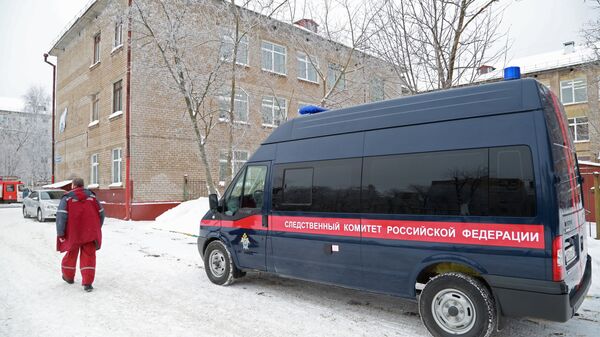 Автомобиль следственного комитета у школы № 127 в Перми. 15 января 2018