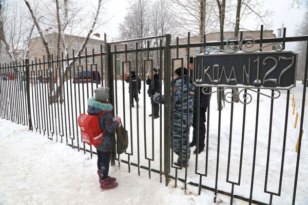 Вход на территорию школы № 127 в Перми. 15 января 2018 Вход на территорию школы № 127 в Перми. 15 января 2018