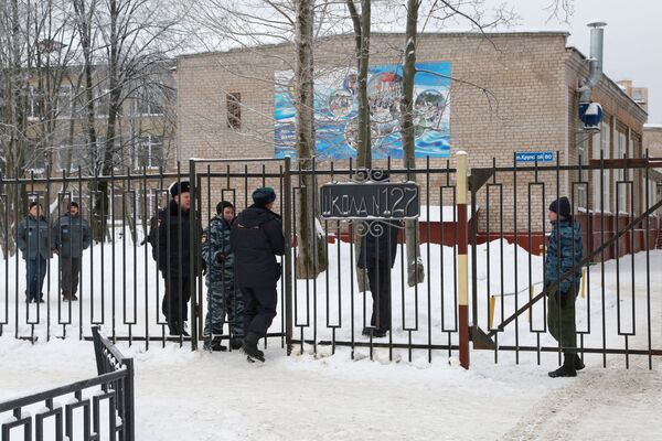 Сотрудники полиции у школы № 127 в Перми. 15 января 2018 Сотрудники полиции у школы № 127 в Перми. 15 января 2018