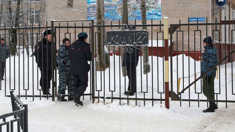 Сотрудники полиции у школы № 127 в Перми. 15 января 2018