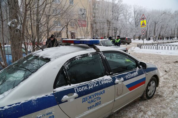 Автомобиль полиции у школы № 127 в Перми. 15 января 2018