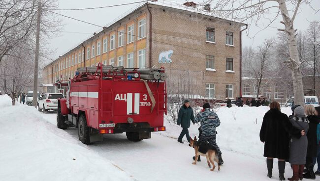 Полицейский у здания школы в Перми