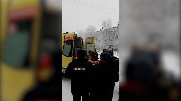 Полицейские вывели человека из школы в Перми, где произошла поножовщина Полицейские вывели человека из школы в Перми, где произошла поножовщина