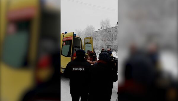 Полицейские вывели человека из школы в Перми, где произошла поножовщина