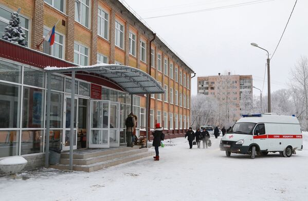 Автомобиль скорой помощи у школы № 127 в Перми. 15 января 2018