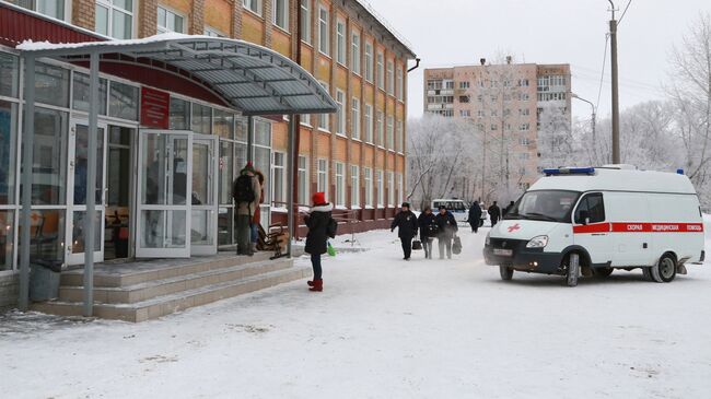 Автомобиль скорой помощи у школы № 127 в Перми. 15 января 2018