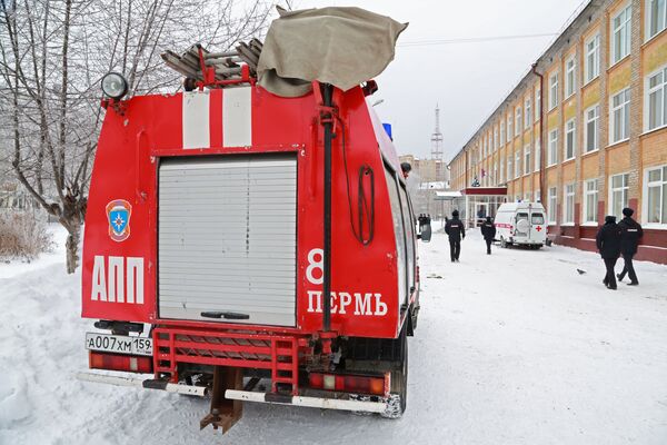Пожарный автомобиль первой помощи у школы № 127 в Перми.  15 января 2018