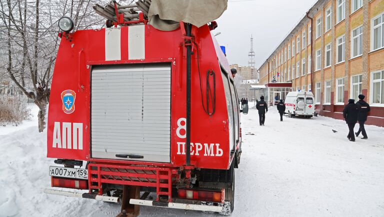 Пожарный автомобиль первой помощи у школы № 127 в Перми.  15 января 2018