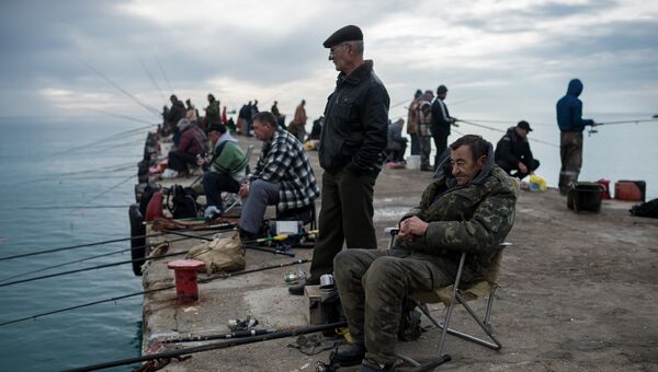 Рыбаки на набережной в Судаке