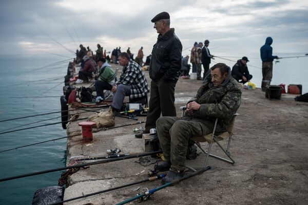 Рыбаки на набережной в Судаке