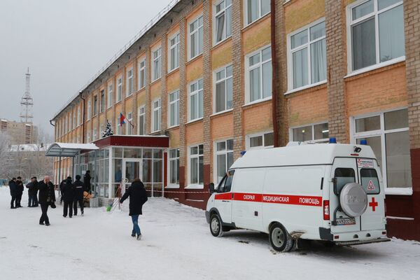 Автомобиль скорой помощи у школы № 127 в Перми. 15 января 2018