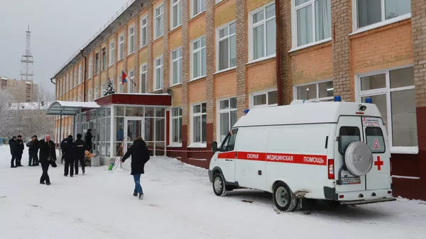 Автомобиль скорой помощи у школы № 127 в Перми. 15 января 2018