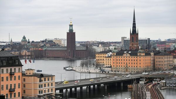 Стокгольмская ратуша и башня Риддархольмской церкви (на дальнем плане слева направо) в Стокгольме