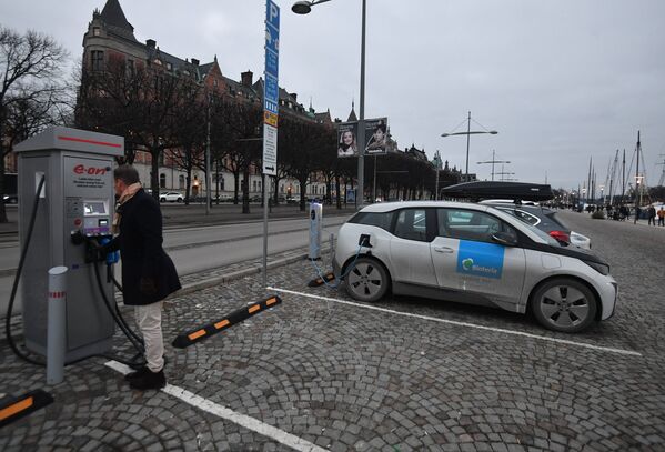 Станция зарядки электричеством автомобилей на набережной в Стокгольме