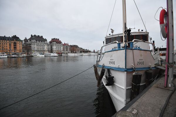 Корабль на набережной в Старом городе Стокгольма
