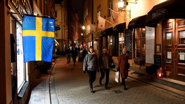 Прохожие на одной из улиц в Старом городе Стокгольма. Архивное фото