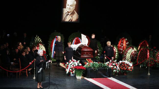 Актриса Вера Васильева на церемонии прощания с народным артистом РСФСР Михаилом Державиным в Московском академическом театре сатиры