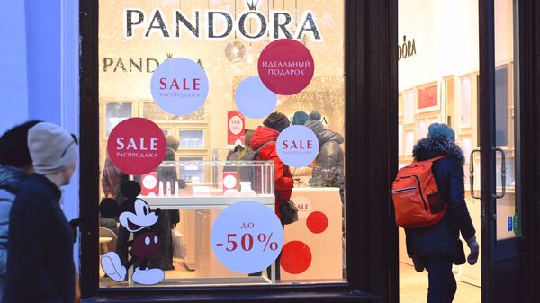 Девушки у витрины магазина Pandora, где начались сезонные распродажи