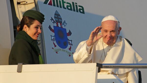 Папа Римский перед отлетом в поездку по Перу и Чили в аэропорту Рима. 15 января 2018