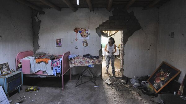 Женщина в доме, поврежденном землетрясением силой 7,1 баллов, поразившем побережье южного Перу. 14 января 2018