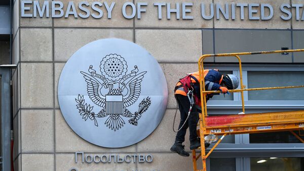 Рабочие у нового здания посольства США в Москве