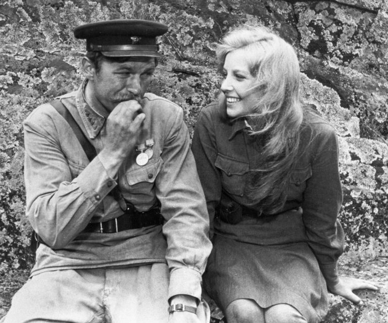 Андрей Мартынов в роли старшины Васкова и Ольга Остроумова в роли Жени Камельковой в фильме А зори здесь тихие...