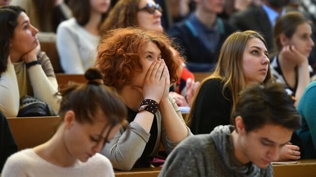 Молодые люди во время Дня открытых дверей факультета журналистики МГУ