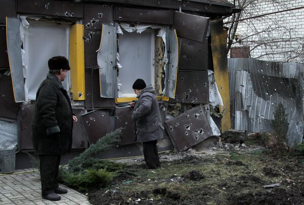 Жители частного жилого дома в городе Ясиноватая, пострадавшего в результате обстрела. 21 декабря 2017 Жители частного жилого дома в городе Ясиноватая, пострадавшего в результате обстрела. 21 декабря 2017