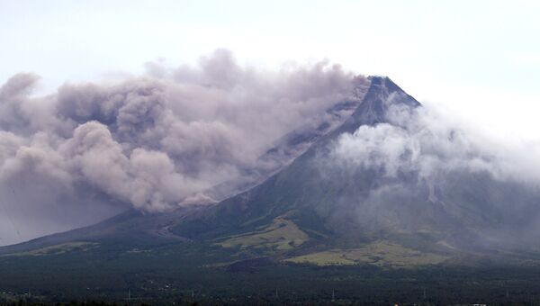 Выброс столба пепла вулканом Майон на Филиппинах. 16 января 2018