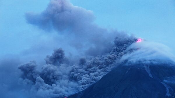 Выброс столба пепла вулканом. Архивное фото