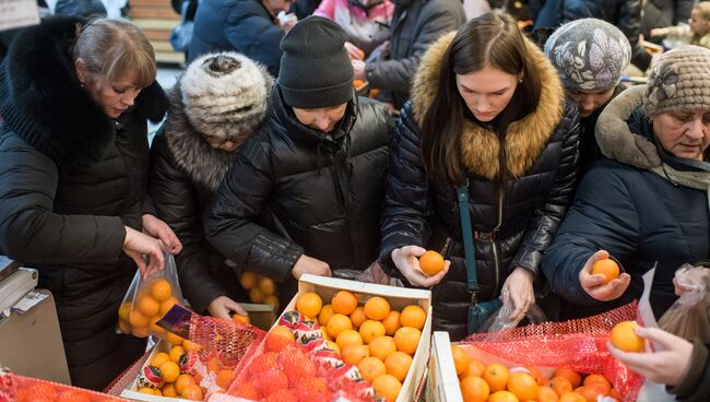 Покупатели в продуктовом магазине. Архивное фото