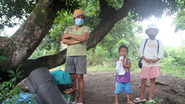 Филиппинцы ждут эвакуации после извержения вулкана Майон. 14 января 2018 года